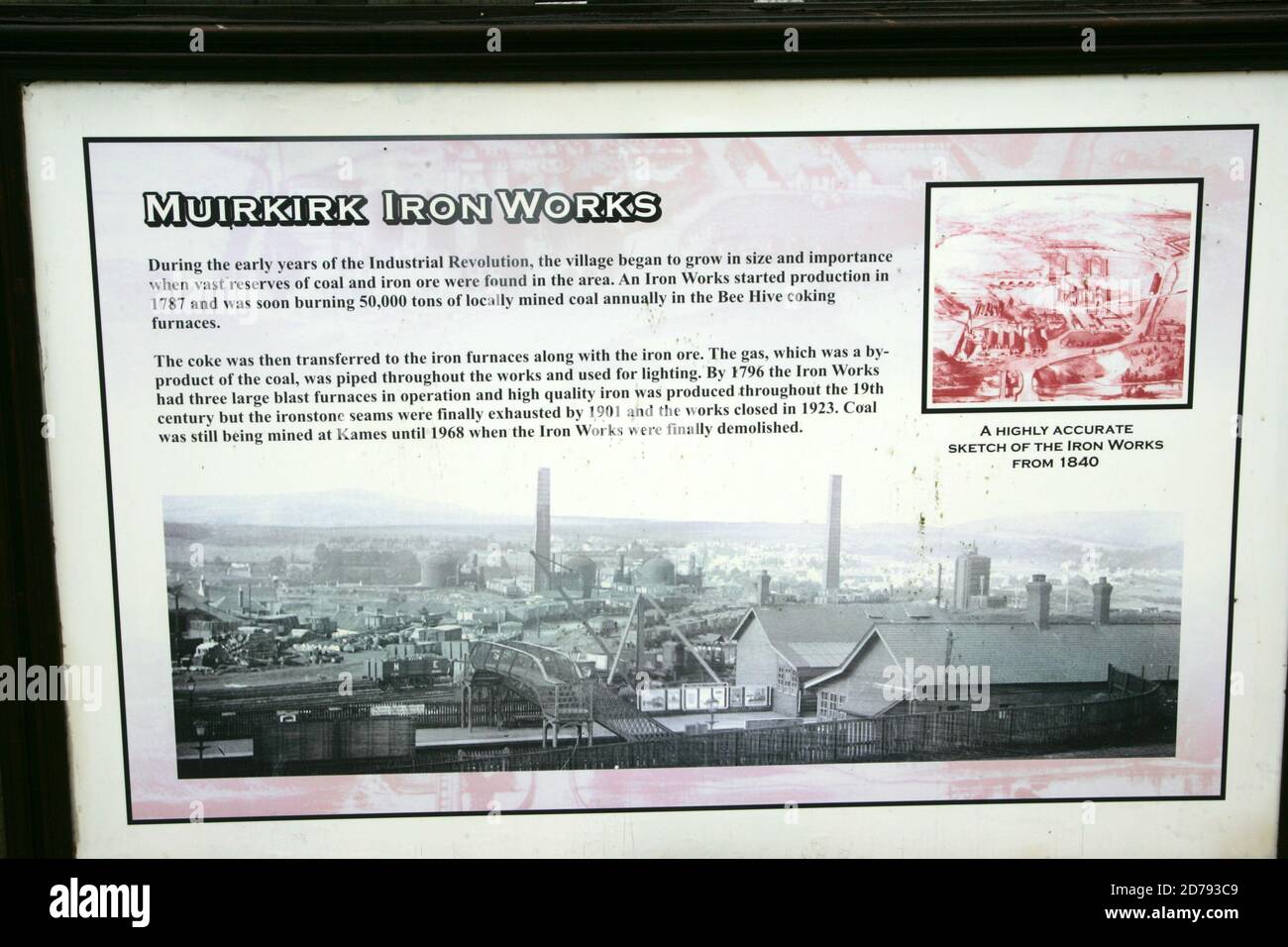 Muirkirk , East Ayrshire, Scozia, Regno Unito. Si trova sulla riva nord del fiume Ayr, tra Cumnock e Glenbuck sulla A70. La scoperta del carbone nel 18 ° secolo ha portato all'espansione di un fermentoun piuttosto mediocre. Il catrame è stato estratto dal carbone ed è stato valutato per le navi di rivestimento. Un altro sviluppo fu l'invenzione del macadam da parte del figlio più famoso della città. La chiusura delle miniere ha lasciato poco lavoro. Sono in corso lavori per rigenerare la città, tra cui lo sviluppo di un Parco del Patrimonio e layby con bacheche informative e oggetti storici. Muirkirk Iron Works Info Foto Stock