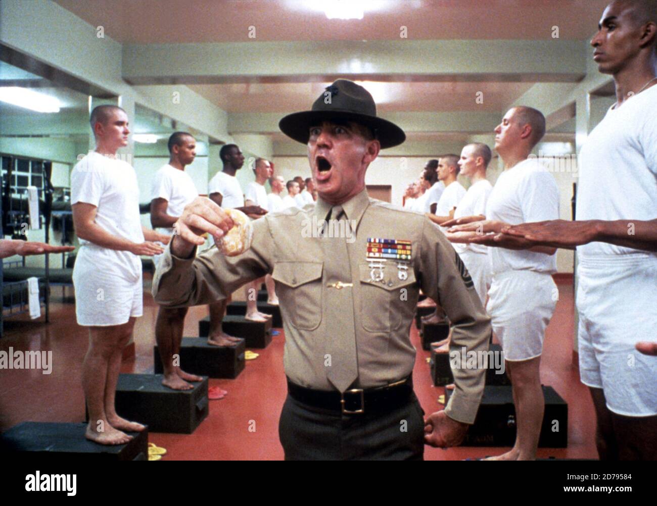 Full Metal Jacket è un film di guerra britannico-americano del 1987 diretto, co-scritto e prodotto da Stanley Kubrick e interpretato da Matthew Modine, R. Lee Ermey, Vincent D'Onofrio e Adam Baldwin. La sceneggiatura di Kubrick, Michael Herr e Gustav Hasford si basava sul romanzo di Hasford The Short-Timers (1979). Questa fotografia è esclusivamente per uso editoriale ed è copyright della società cinematografica e/o del fotografo assegnato dalla società di produzione e può essere riprodotta solo da pubblicazioni in concomitanza con la promozione del suddetto film. È richiesto un credito obbligatorio per la società cinematografica Foto Stock