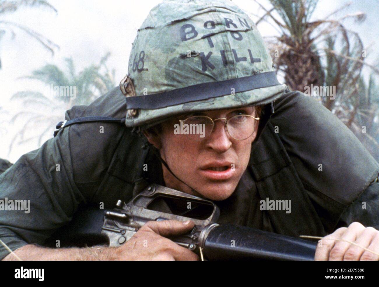 Full Metal Jacket è un film di guerra britannico-americano del 1987 diretto, co-scritto e prodotto da Stanley Kubrick e interpretato da Matthew Modine, R. Lee Ermey, Vincent D'Onofrio e Adam Baldwin. La sceneggiatura di Kubrick, Michael Herr e Gustav Hasford si basava sul romanzo di Hasford The Short-Timers (1979). Questa fotografia è esclusivamente per uso editoriale ed è copyright della società cinematografica e/o del fotografo assegnato dalla società di produzione e può essere riprodotta solo da pubblicazioni in concomitanza con la promozione del suddetto film. È richiesto un credito obbligatorio per la società cinematografica Foto Stock