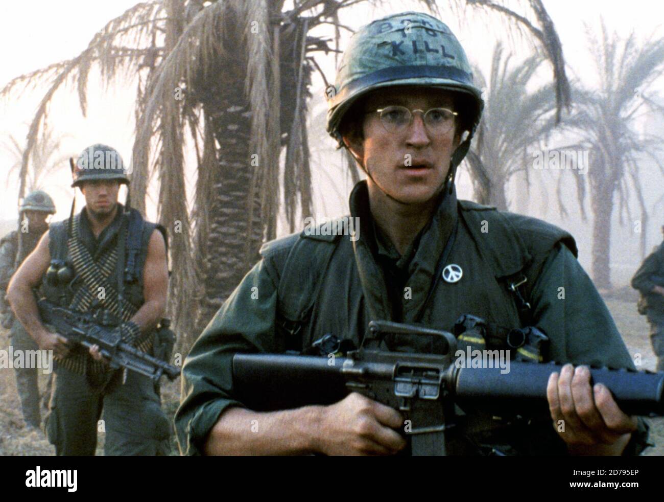 Full Metal Jacket è un film di guerra britannico-americano del 1987 diretto, co-scritto e prodotto da Stanley Kubrick e interpretato da Matthew Modine, R. Lee Ermey, Vincent D'Onofrio e Adam Baldwin. La sceneggiatura di Kubrick, Michael Herr e Gustav Hasford si basava sul romanzo di Hasford The Short-Timers (1979). Questa fotografia è esclusivamente per uso editoriale ed è copyright della società cinematografica e/o del fotografo assegnato dalla società di produzione e può essere riprodotta solo da pubblicazioni in concomitanza con la promozione del suddetto film. È richiesto un credito obbligatorio per la società cinematografica Foto Stock