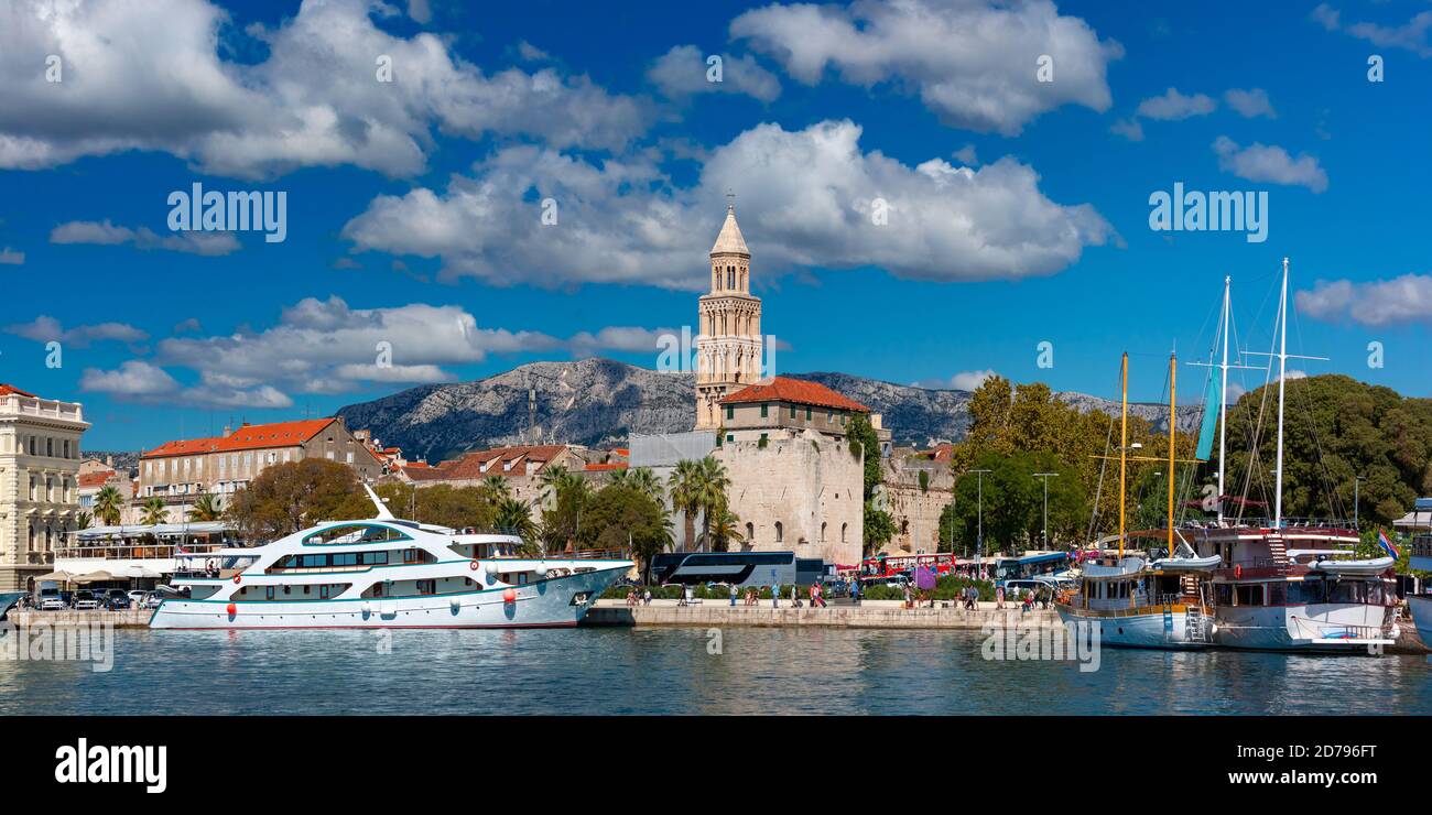 Vista panoramica del Palazzo Imperatore Diocleziano e della vivace Rive Waterfront a Spalato, Croazia Foto Stock