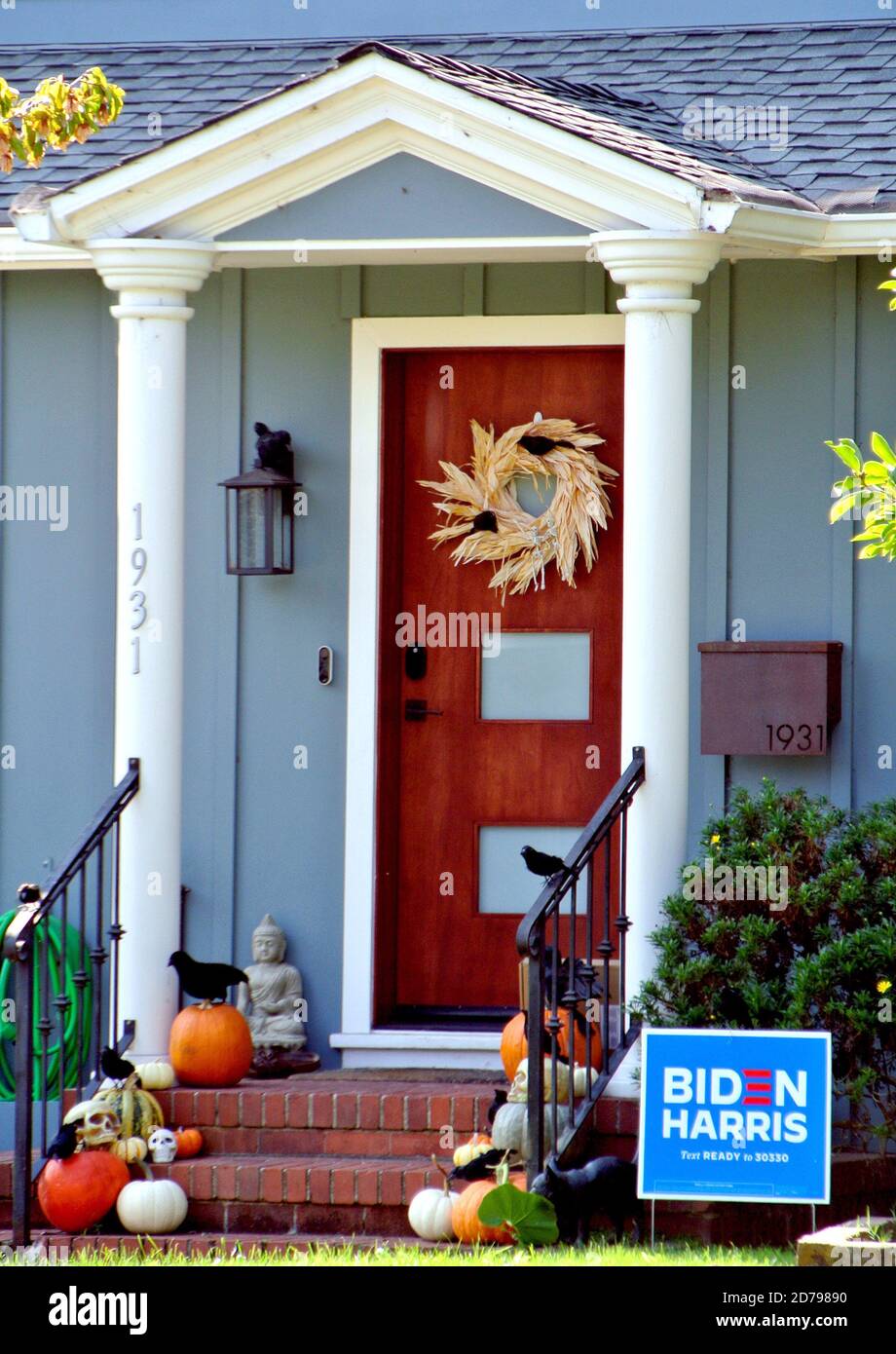 vota biden harris segno desplayed a casa con decorazioni halloween nella contea di sonoma Foto Stock