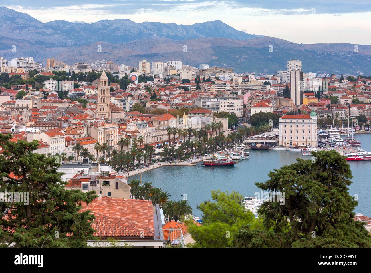 Vista panoramica della città dalla collina di Marjan con Palazzo dell'Imperatore Diocleziano e porto dei traghetti a Spalato, Croazia Foto Stock