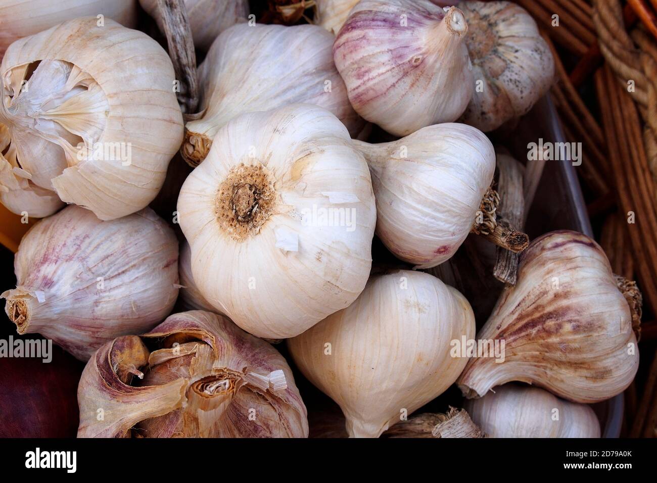 pile di teste di aglio per la vendita in un cibo all'aperto mercato Foto Stock