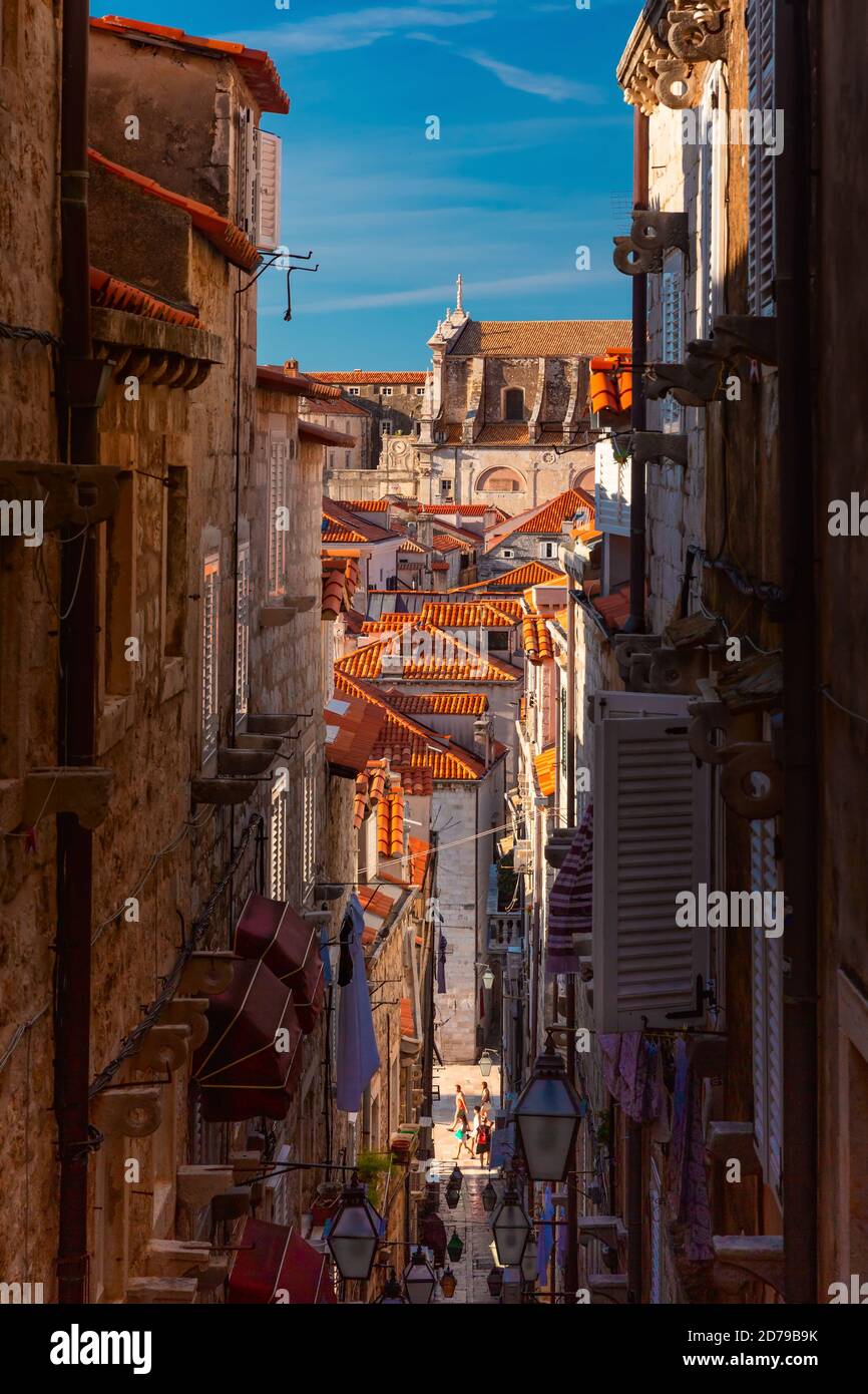 Strada medievale con scale nella famosa città europea di Dubrovnik in una giornata di sole. Foto Stock