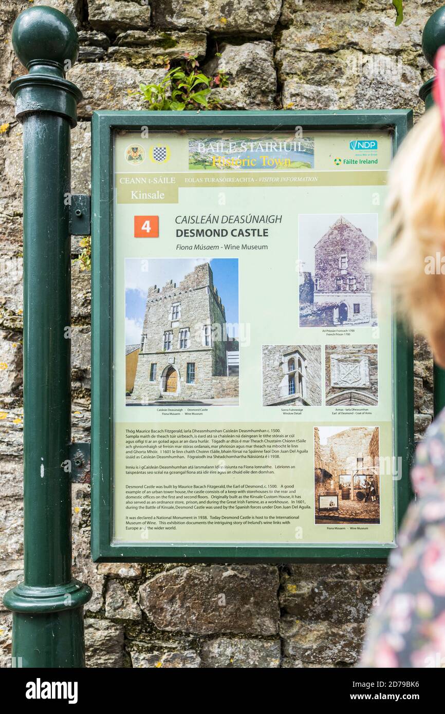 Guardando le informazioni turistiche per il castello di Desmond a Kinsale, County Cork, Irlanda Foto Stock