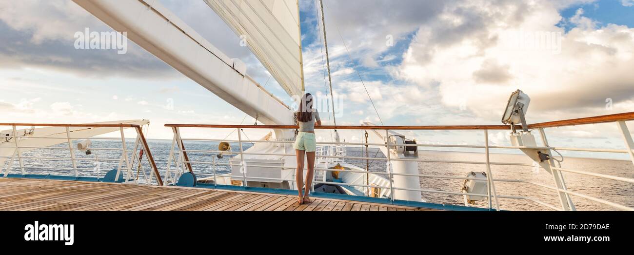 Lussuosa nave da crociera vacanza donna sul ponte banner panorama. Viaggia a Tahiti in barca a vela, destinazione esotica. Turismo in oceania. Barca a vela via Foto Stock