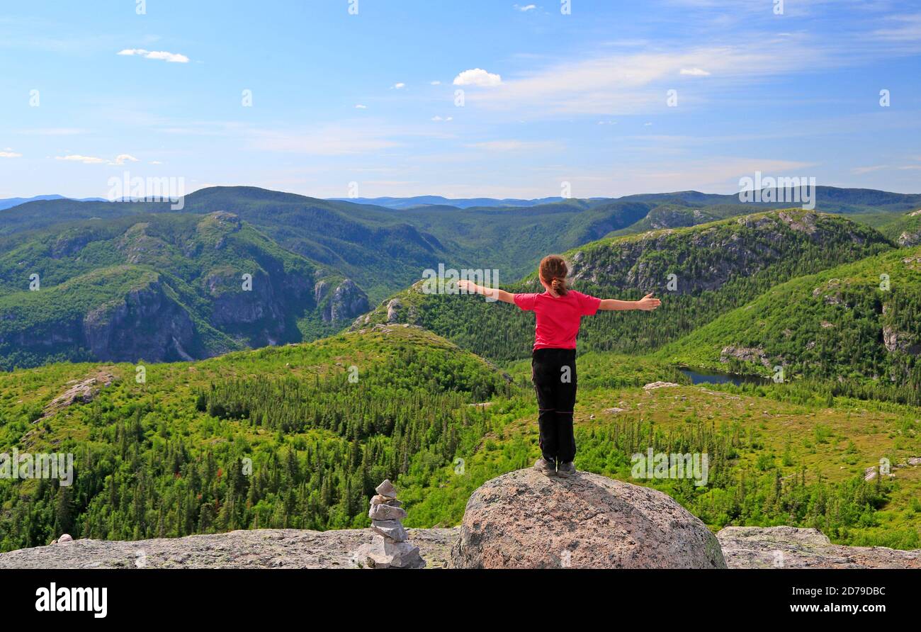 Ragazza escursionista godendo il paesaggio in cima al Mont-du-Lac-des-Cygnes nel Grand Jardins National Park, Quebec, Canada Foto Stock