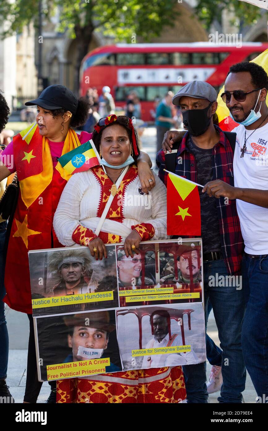 Protetista etiope che tiene un cartello durante la manifestazione della gente di Oromo, Piazza del Parlamento, Londra, 10 settembre 2020 Foto Stock