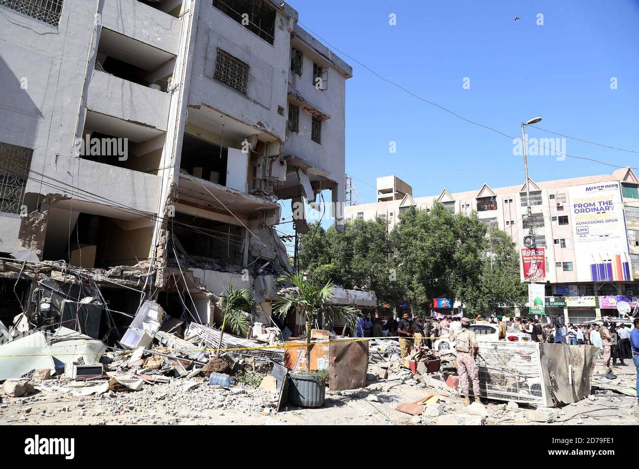 Vista del luogo dopo un'esplosione in un edificio a più piani, a Maskan Chowrangi a Karachi mercoledì 21 ottobre 2020. Almeno cinque persone sono state uccise e altre 28 hanno subito lesioni in un'enorme esplosione a causa di una perdita di gas in un edificio residenziale a più piani situato vicino a Maskan Chowrangi, nel Gulshan-e-Iqbal di Karachi. Foto Stock