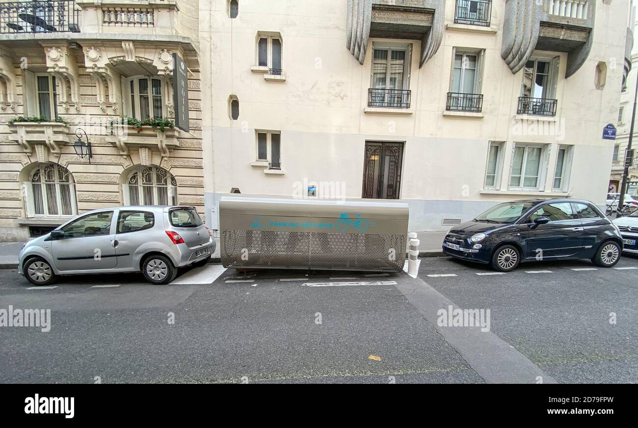 RIFUGIO SICURO PER BICICLETTE A PARIGI Foto Stock