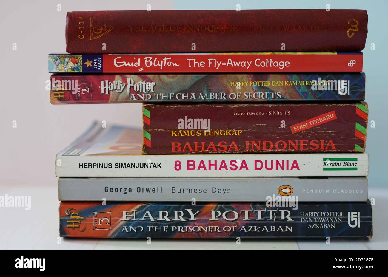 Pila di libri indonesiani e inglesi Foto Stock