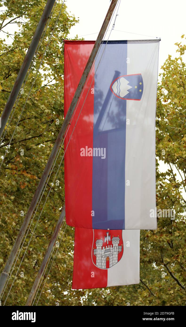 Bandiere che volano a Maribor nella Slovenia orientale Foto Stock