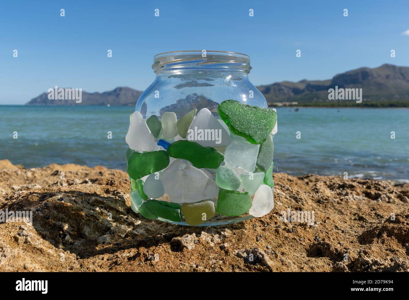 Brocche di cristallo adornate con cristallo trovato sulla spiaggia incontaminata di Son Serra de Marina, Mallorca, Spagna. Foto Stock