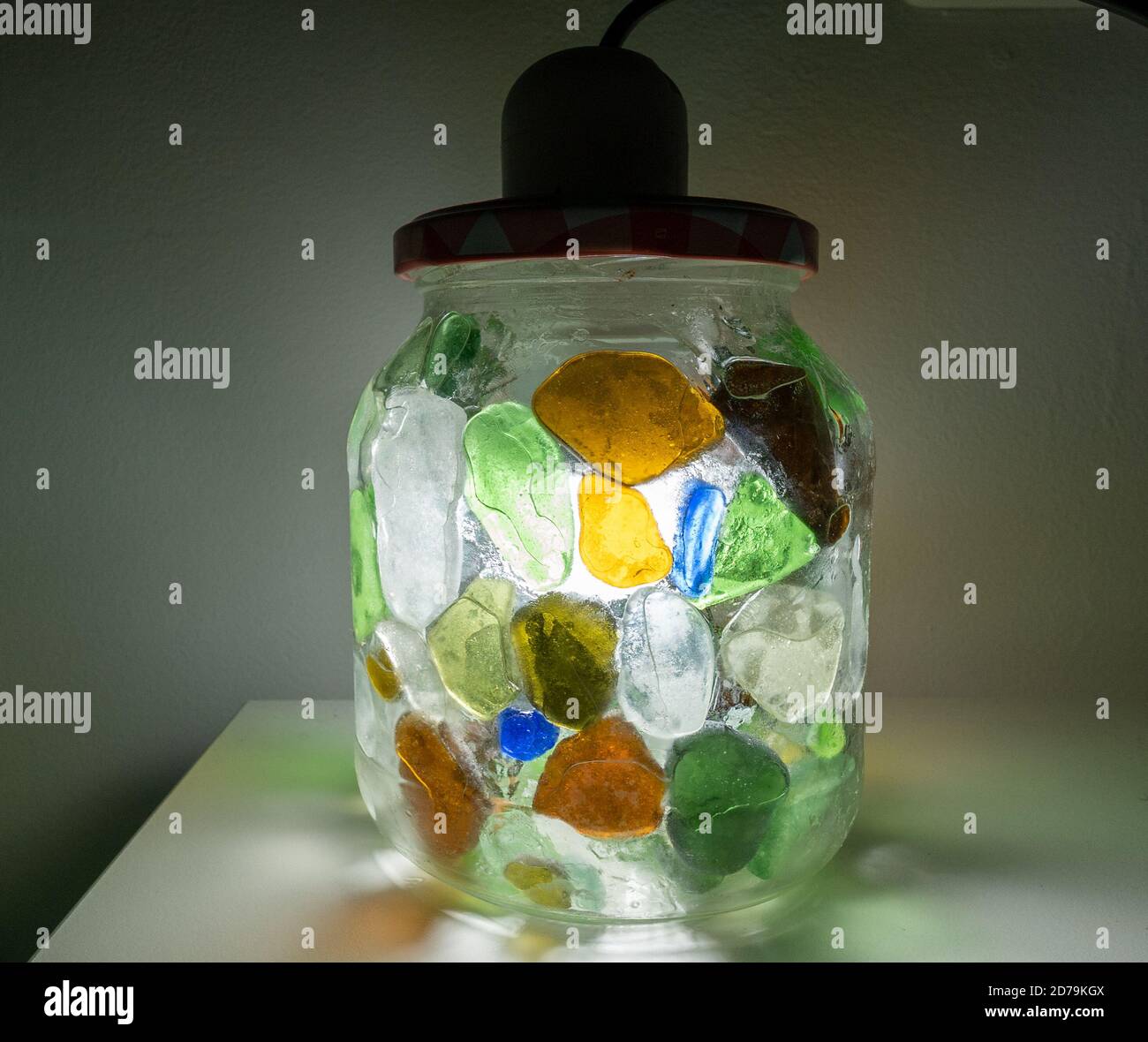 Vasi di vetro decorati con perline di vetro trovate sulla spiaggia di Son Serra de Marina, Mallorca. Foto Stock