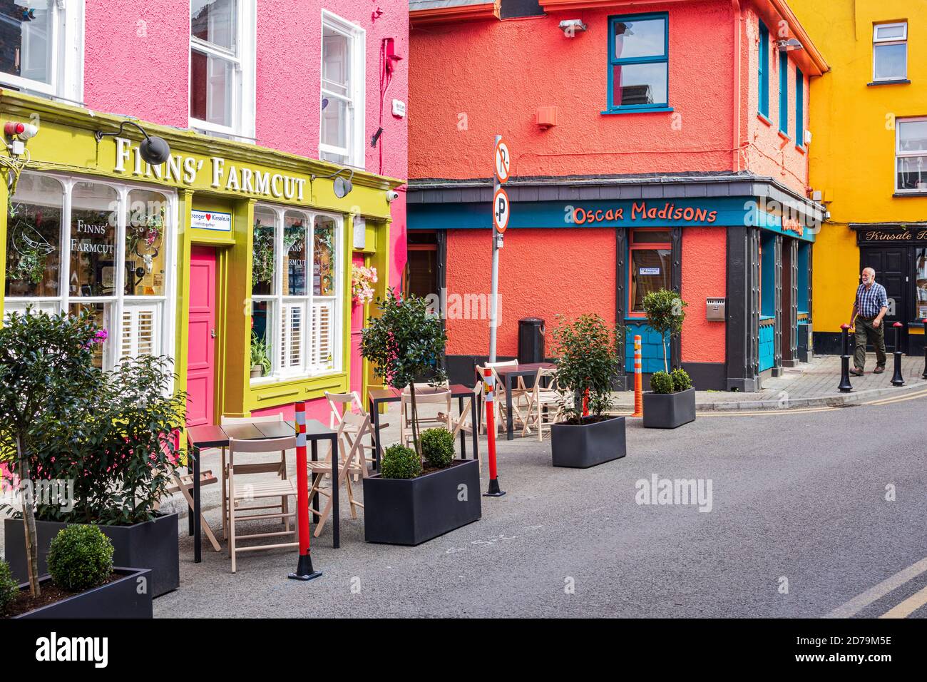 Facciata colorata e colorata, all'esterno della zona pranzo sulla strada, iniziativa del consiglio per aiutare gli affari durante il covid a Kinsale, contea di Cork, Foto Stock