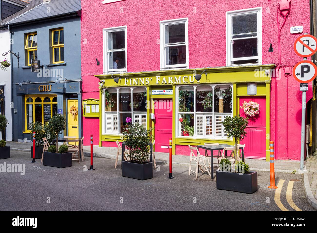 Facciata colorata e colorata, all'esterno della zona pranzo sulla strada, iniziativa del consiglio per aiutare gli affari durante il covid a Kinsale, contea di Cork, Foto Stock