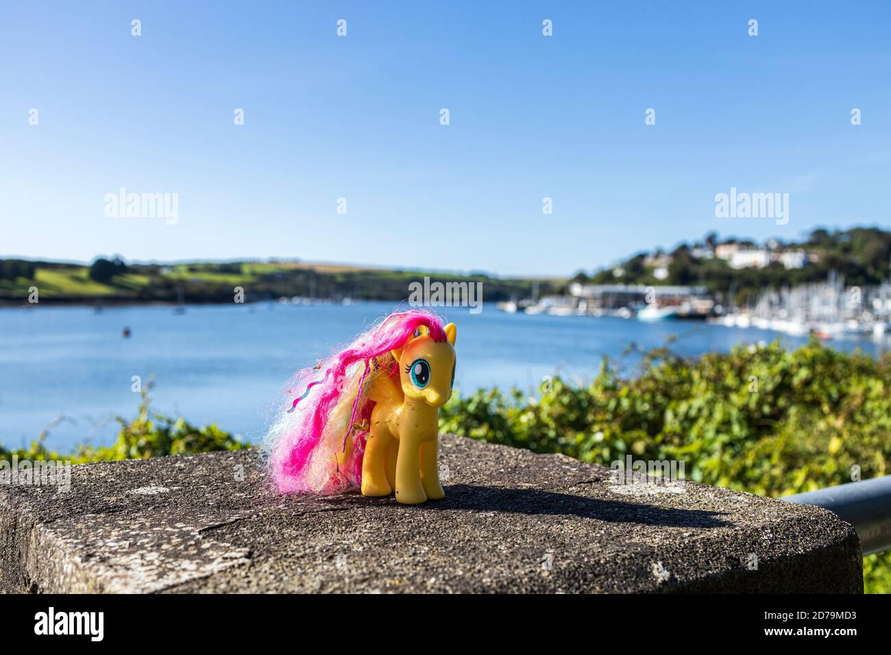 Personaggio giocattolo a pony con lunghe creme rosa, capelli, su un muro lungo la Scilly Walk, Kinsale, County Cork, Irlanda Foto Stock