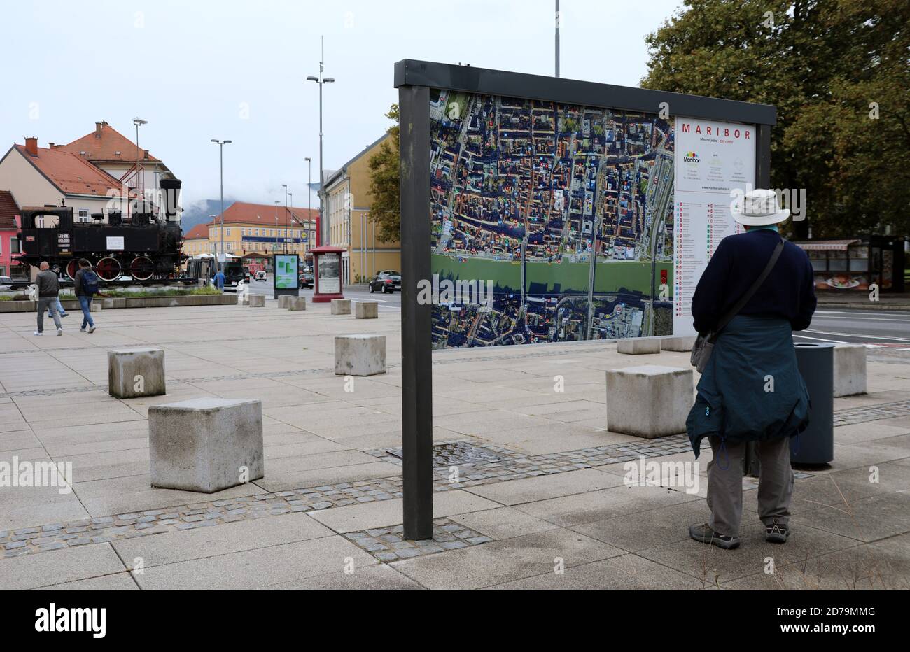 Turistico fuori dalla stazione di Maribor in Slovenia Foto Stock