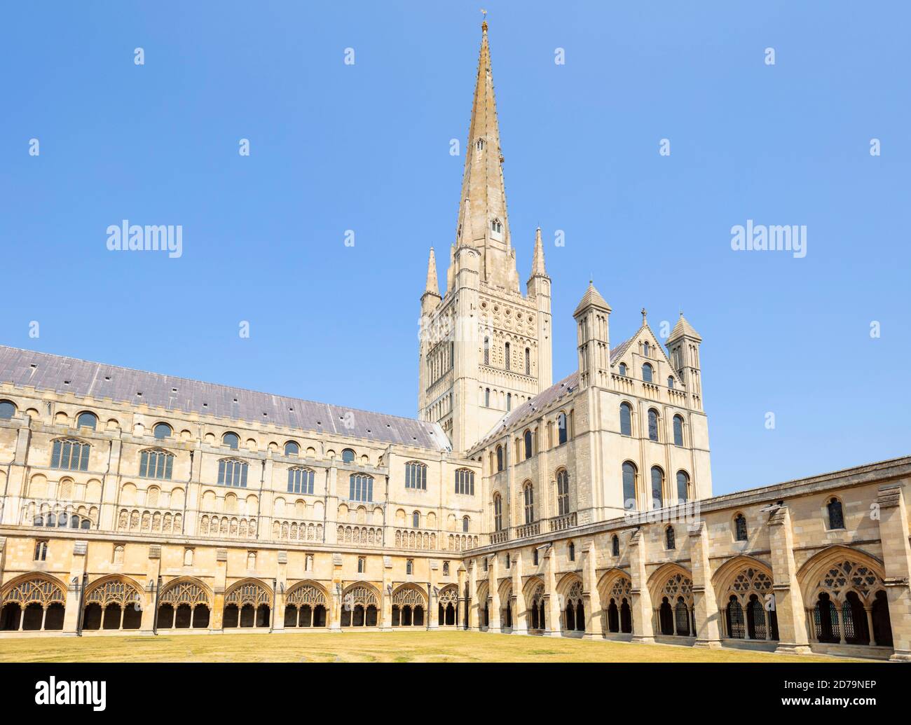 Norwich Cathedral Cloisters South Transept e spire of Norwich Cathedral Norwich Norfolk East Anglia Inghilterra GB Europa Foto Stock