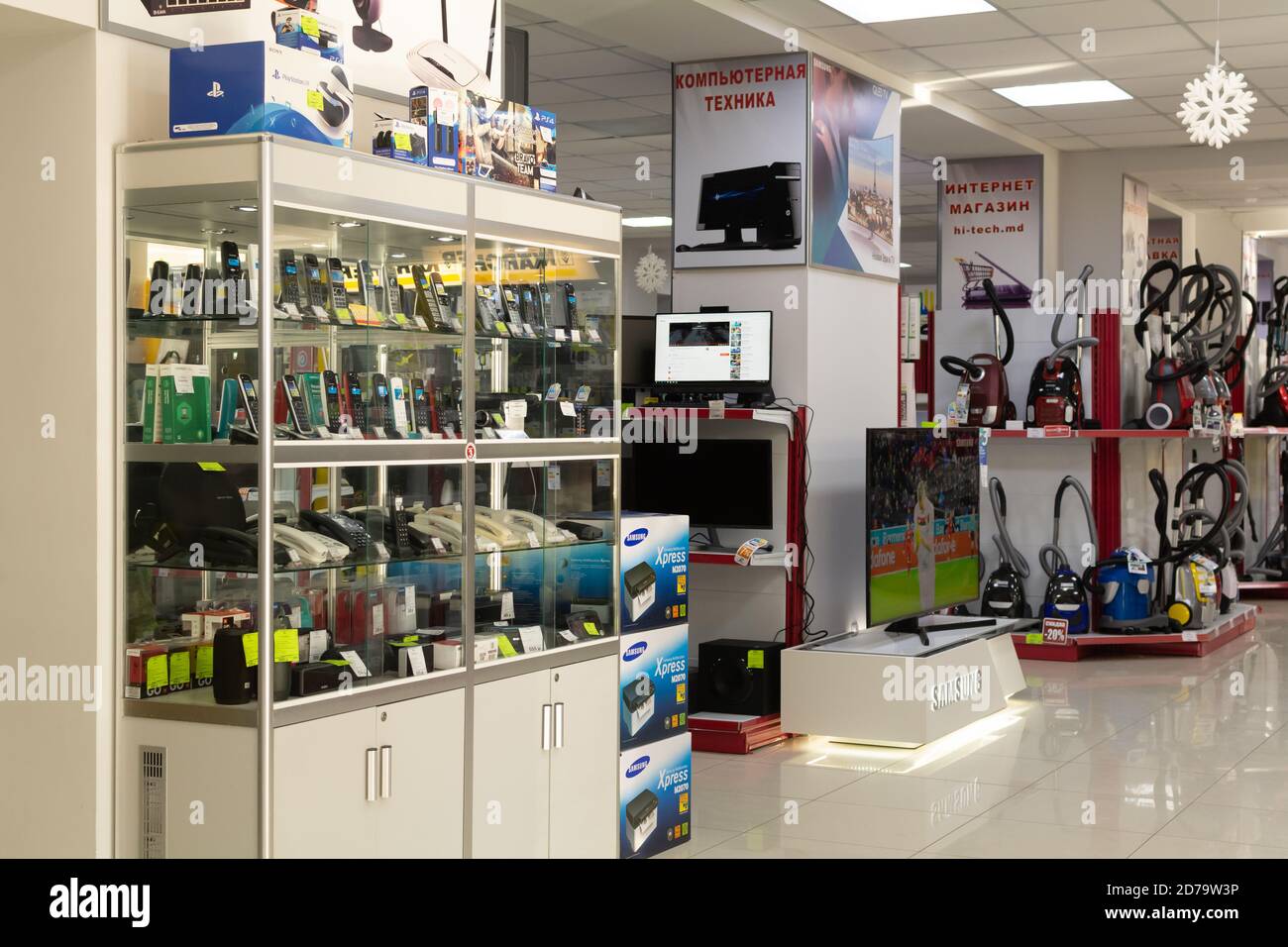 Tiraspol, Moldova - 19 gennaio 2019: Telefoni e aspirapolvere nella sezione  elettronica di un negozio Hi-tech Foto stock - Alamy