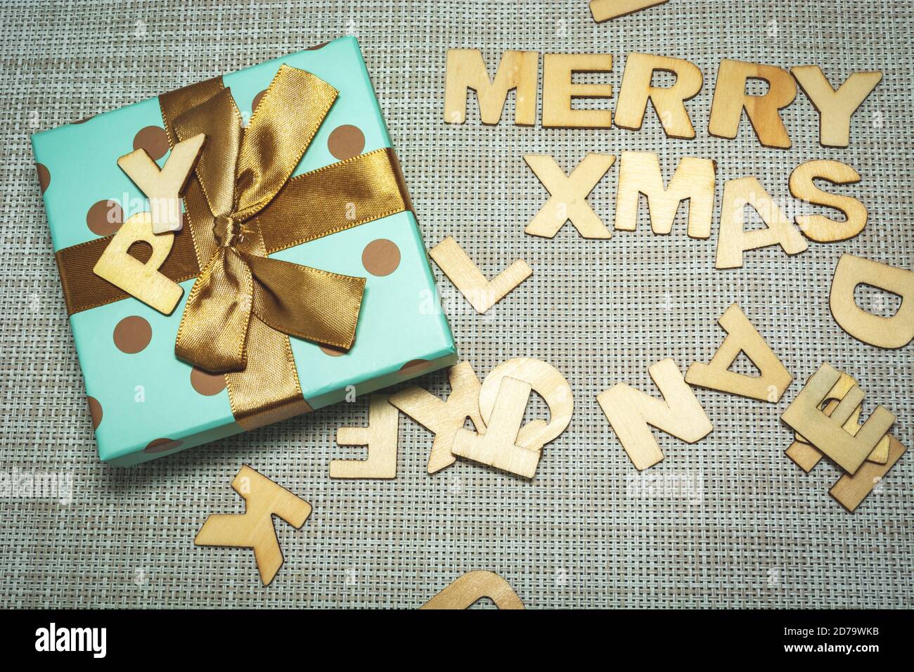 Confezione regalo di natale e lettere di Natale allegre Foto Stock