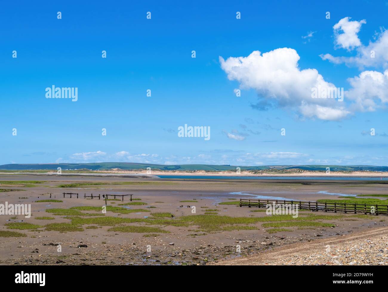 Fanghi e saline a bassa marea a Northam Burrows, North Devon, Inghilterra. Foto Stock