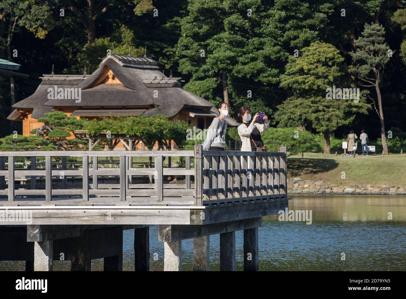 Tokyo, Giappone. 21 Ott 2020. I clienti di Nakajima-no-ochaya (casa da tè) nel mezzo di Shioiri-no-ike (stagno) nei giardini Hama-Rikyu a Tokyo scattare foto del paesaggio. Credit: SOPA Images Limited/Alamy Live News Foto Stock