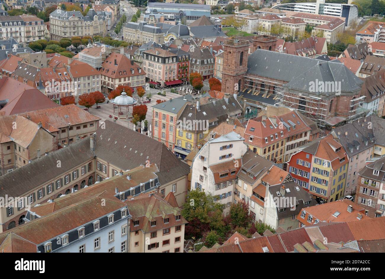 Tetti della città vecchia di Belfort. Vista aerea delle case storiche e dell'edificio disposti densamente l'uno all'altro. Vista dalla cittadella o fortezza. Foto Stock