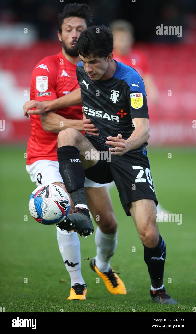 Jason Lowe di Salford City e Daniel Walker-Rice di Tranmere Rovers combattono per la palla durante la partita Sky Bet League Two al Peninsula Stadium di Salford. Foto Stock