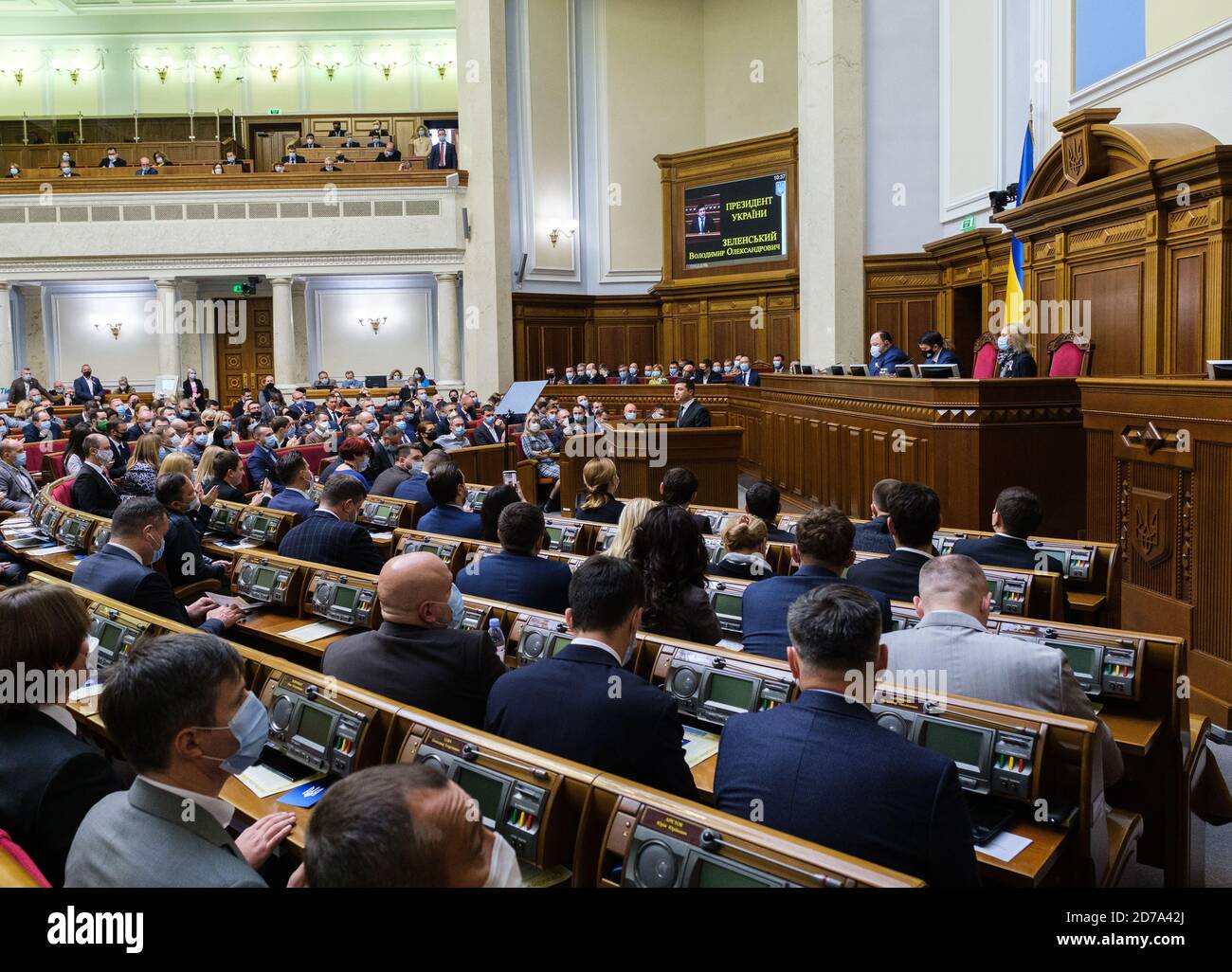 (201021) -- KIEV, 21 ottobre 2020 (Xinhua) -- il presidente ucraino Volodymyr Zelensky consegna il suo discorso annuale al parlamento a Kiev, Ucraina, 20 ottobre 2020. Zelensky ha detto martedì che è iniziato il lavoro sulla strategia di sviluppo economico delle regioni orientali di Donetsk e Luhansk. (Ufficio Presidenziale ucraino/Handout via Xinhua) Foto Stock