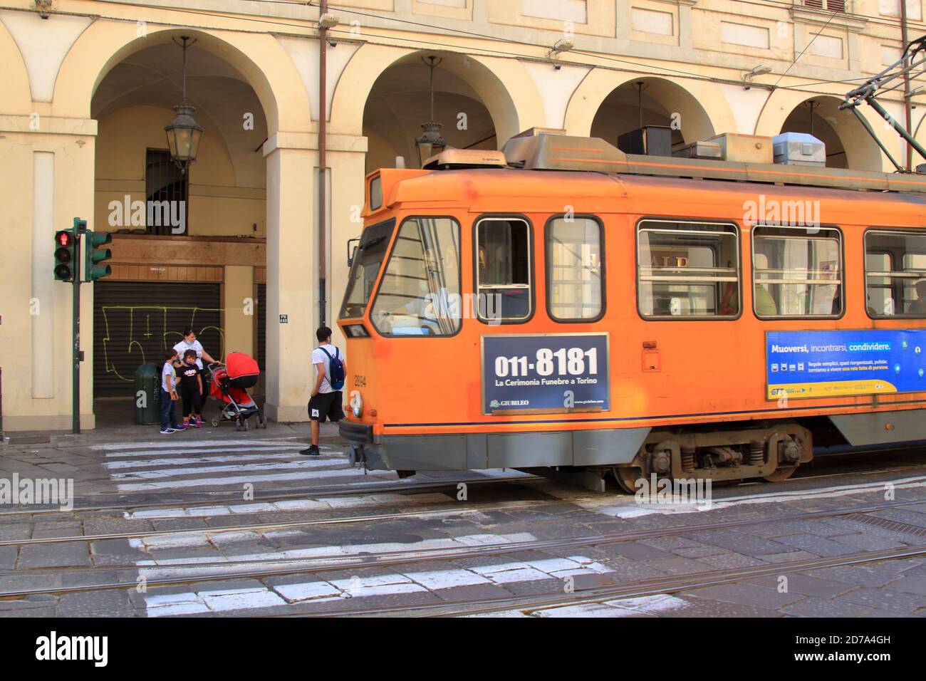 Torino - settembre 2020: Un classico filobus vintage attraversa un bivio nella centralissima Via po Foto Stock