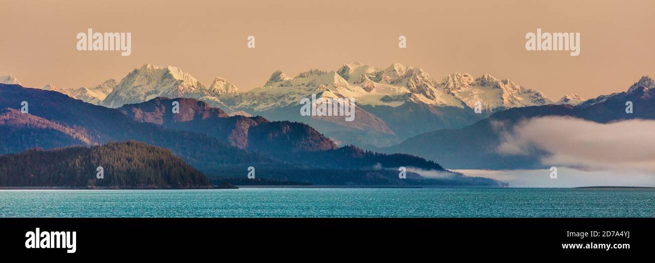 Alaska Inside passaggio crociera paesaggio panorama di natura sfondo. Catena montuosa dell'Alaska a Glacier Bay, Alaska, USA. Foto Stock