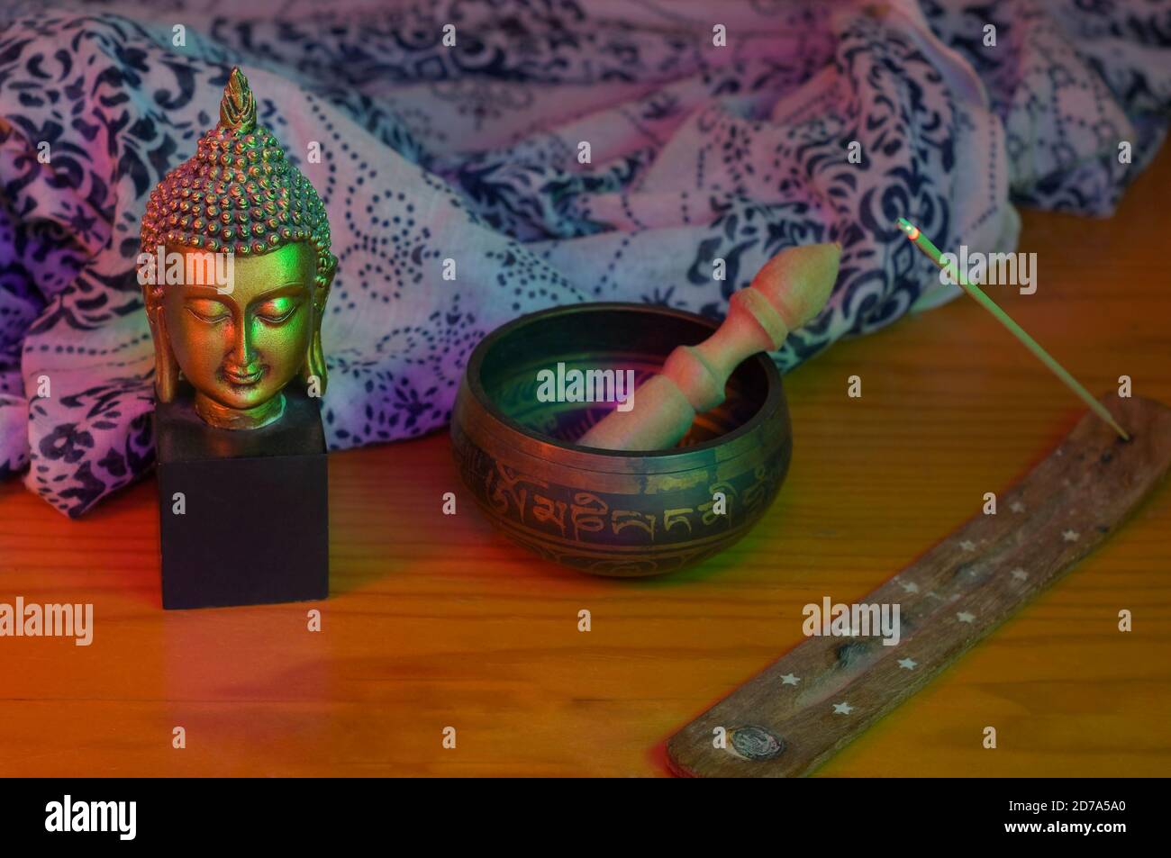 Buddha con incenso e una ciotola per la meditazione e per simulare suoni della natura. Foto Stock