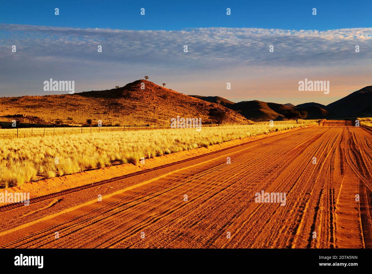 Strada nel deserto di Kalahari al tramonto, Namibia Foto Stock