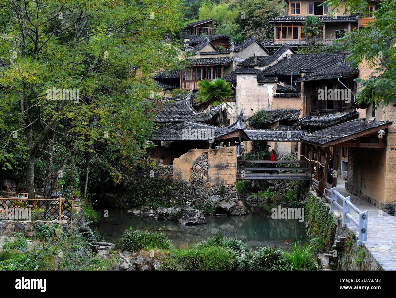 (201021) -- FUJIAN, 21 ottobre 2020 (Xinhua) -- Foto scattata il 21 ottobre 2020 mostra una vista delle locande domestiche nel villaggio di Longtan della contea di Pingnan nella città di Ningde, la provincia di Fujian della Cina sudorientale. Longtan Village era stato un villaggio a livello provinciale colpito dalla povertà a causa della mancanza di terreno arabile. Gli abitanti del villaggio andarono al lavoro uno dopo l'altro, con molti vecchi edifici rimasti in disriparazione. Nel 2017, il governo della contea ha lanciato un progetto per stimolare antichi villaggi attraverso industrie culturali e creative. Le vecchie case, una volta dimenticate, sono state collegate a servizi pubblici, insi rinforzati e decorati Foto Stock