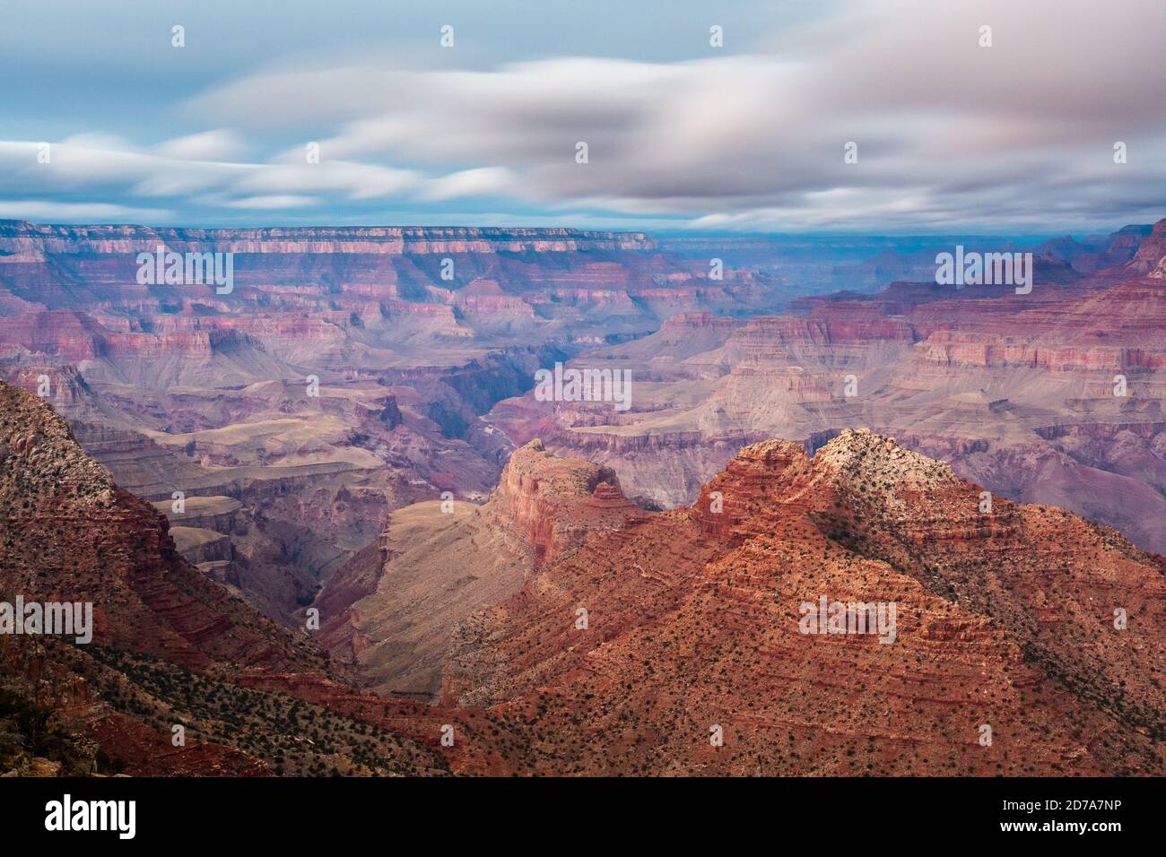 Nuvole di tempesta che passano sopra il Grand Canyon nelle ore precedenti l'alba al Desert View. Parco nazionale del Grand Canyon, Arizona Foto Stock