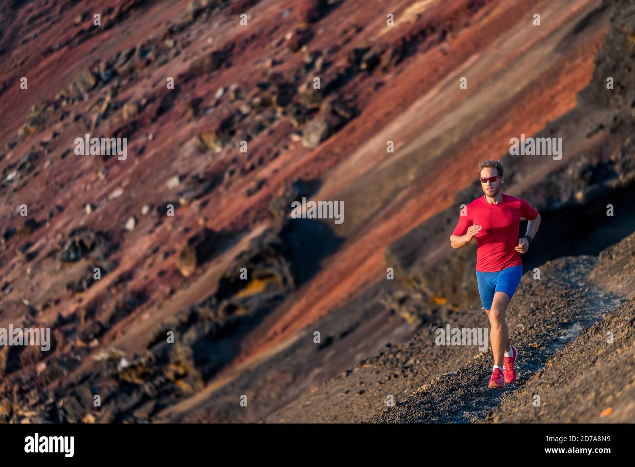 Sentiero uomo che corre in montagna. Runner su una corsa all'aperto. Fitness e salute attiva. Foto Stock