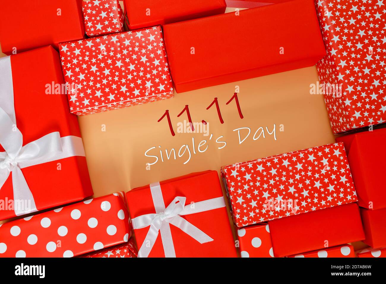 Cornice di scatole regalo rosse su sfondo giallo con spazio di copia per il testo 11.11 vendita giorno singolo. Foto Stock