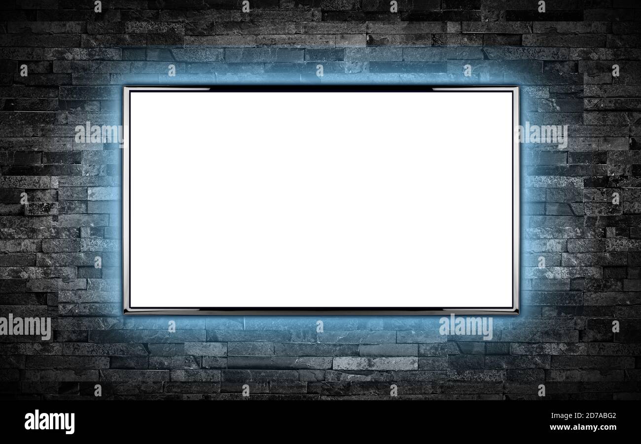 Schermo tv a schermo piatto nero vuoto con spazio copia isolato sfondo bianco. Parete del televisore montata su parete di pietra ardesia scura con retroilluminazione LED blu Foto Stock