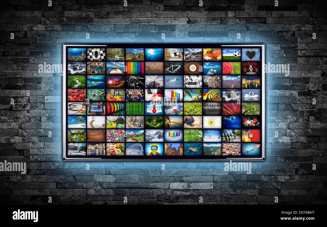 Schermo tv nero a schermo piatto con sfondo galleria di immagini. Televisore a parete montato su una parete di pietra ardesia scura che illumina lo sfondo blu LED. Più Foto Stock
