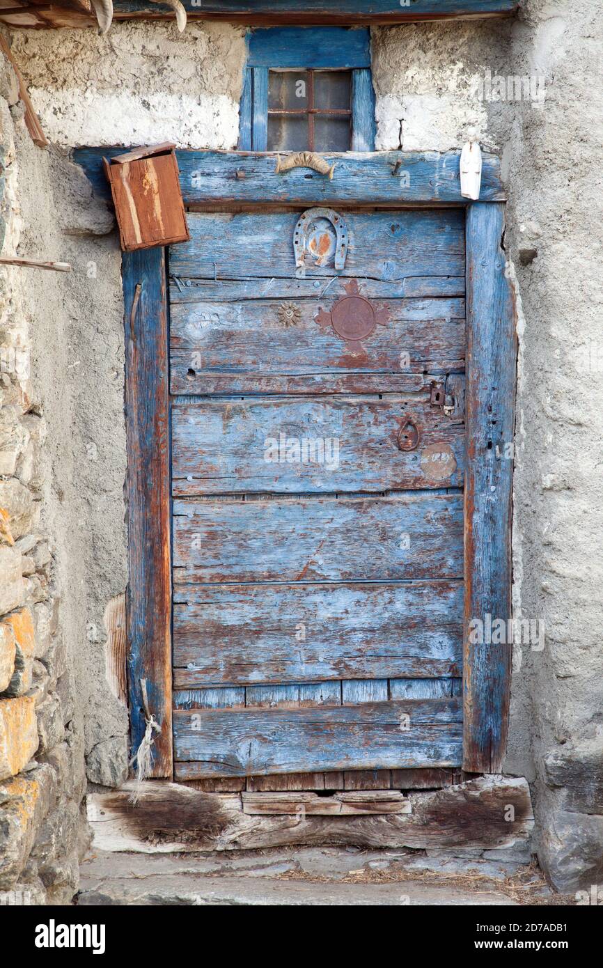 Tradizionale porta blu di una casa in pietra a le Villaron Villaggio Haute-Maurienne Savoia Francia Foto Stock