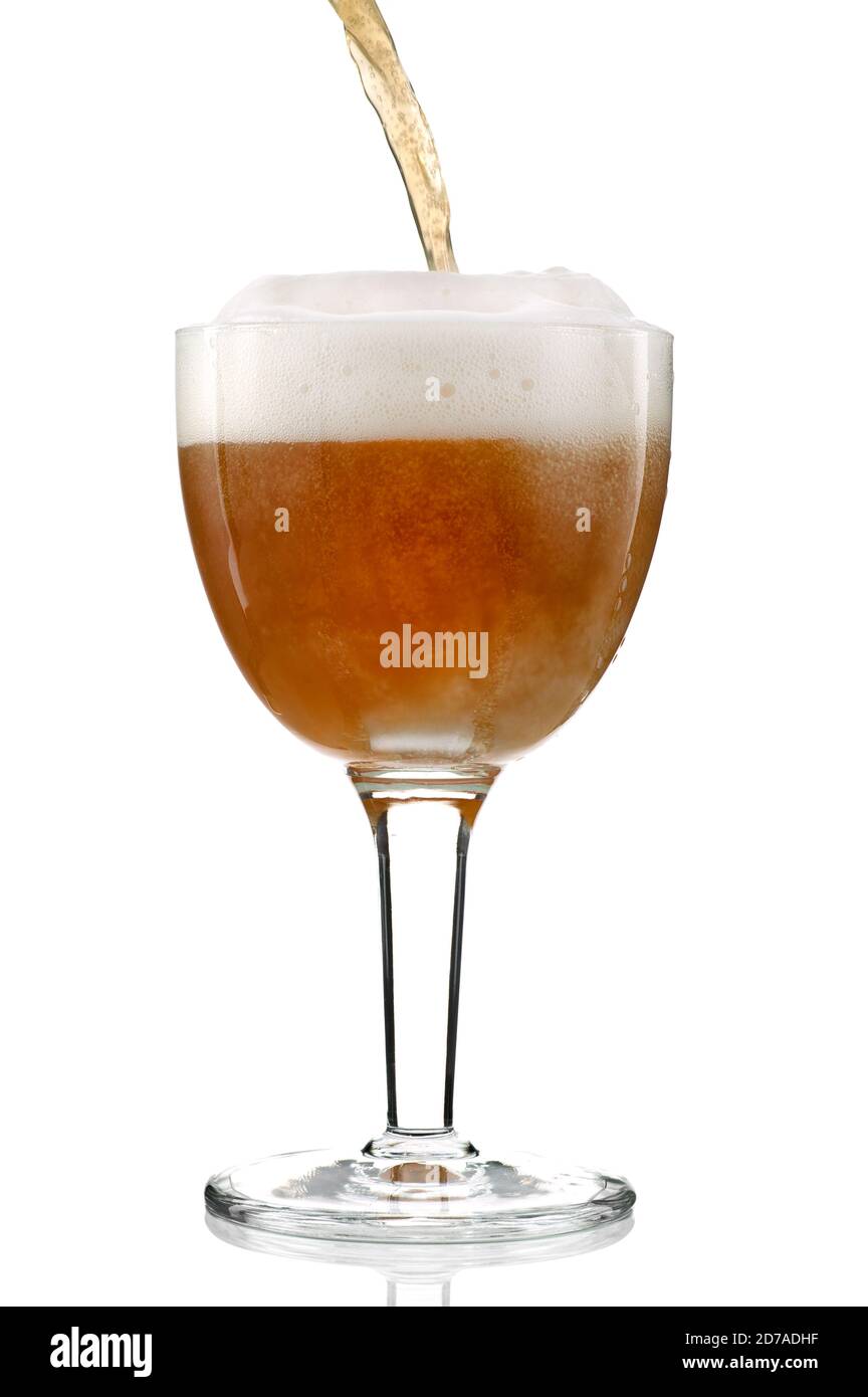bicchieri di birra da versare su sfondo bianco Foto Stock