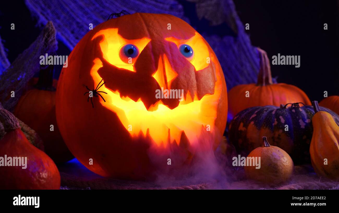 Halloween zucca Jack o lanterna con fumo. Zucche di Halloween su sfondo spooky, nebbia nebbiosa. Concetto di vacanze di ottobre. Zucca intagliata perfetta Foto Stock Halloween zucca Jack o lanterna con fumo. Zucche di Halloween su sfondo spooky, nebbia nebbiosa. Concetto di vacanze di ottobre. Zucca intagliata perfetta Foto Stock