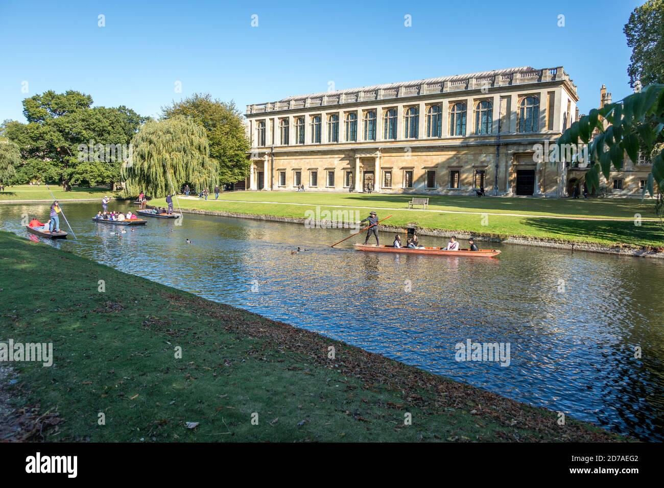 Punting sulla River Cam di fronte al Wren Library Trinity College Cambridge. La biblioteca è stata completata nel 1695 su progetto di Sir Christopher Wren Foto Stock