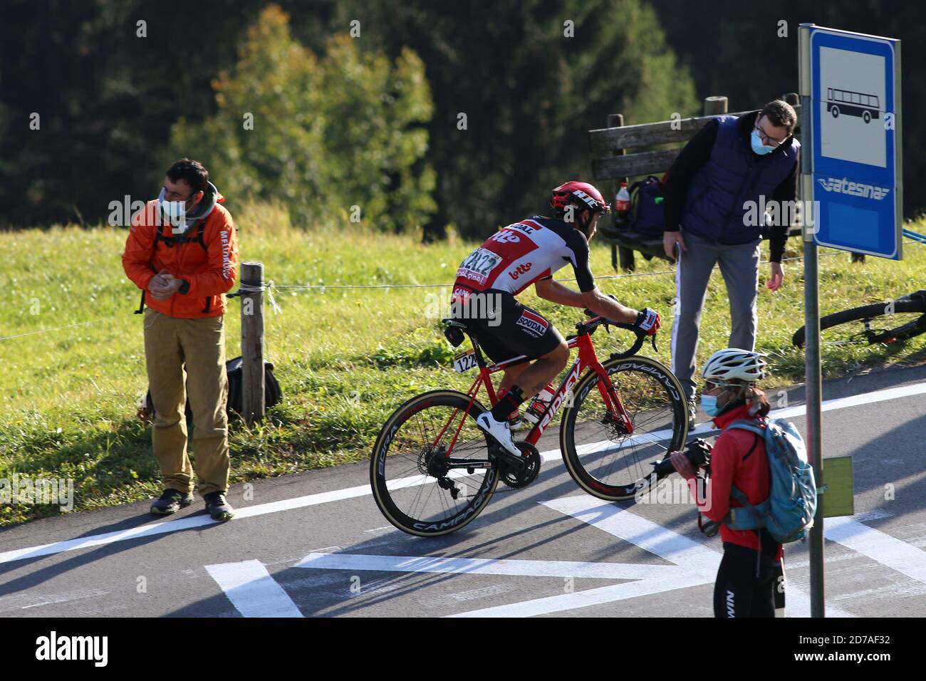 Madonna di Campiglio, Italia. 21 Ott 2020. Giro d'Italia 2020 Tour ciclistico d'Italia il 21/10/2020 a Madonna di Campiglio, Italia. 17° tappa tra Bassano del Grappa e Madonna di Campiglio. In azione Thomas De Gendt Belgio Lotto Soudal di fronte ai tifosi che indossano maschere (Foto di Pierre Teyssot/ESPA-Images) Credit: European Sports Photo Agency/Alamy Live News Foto Stock