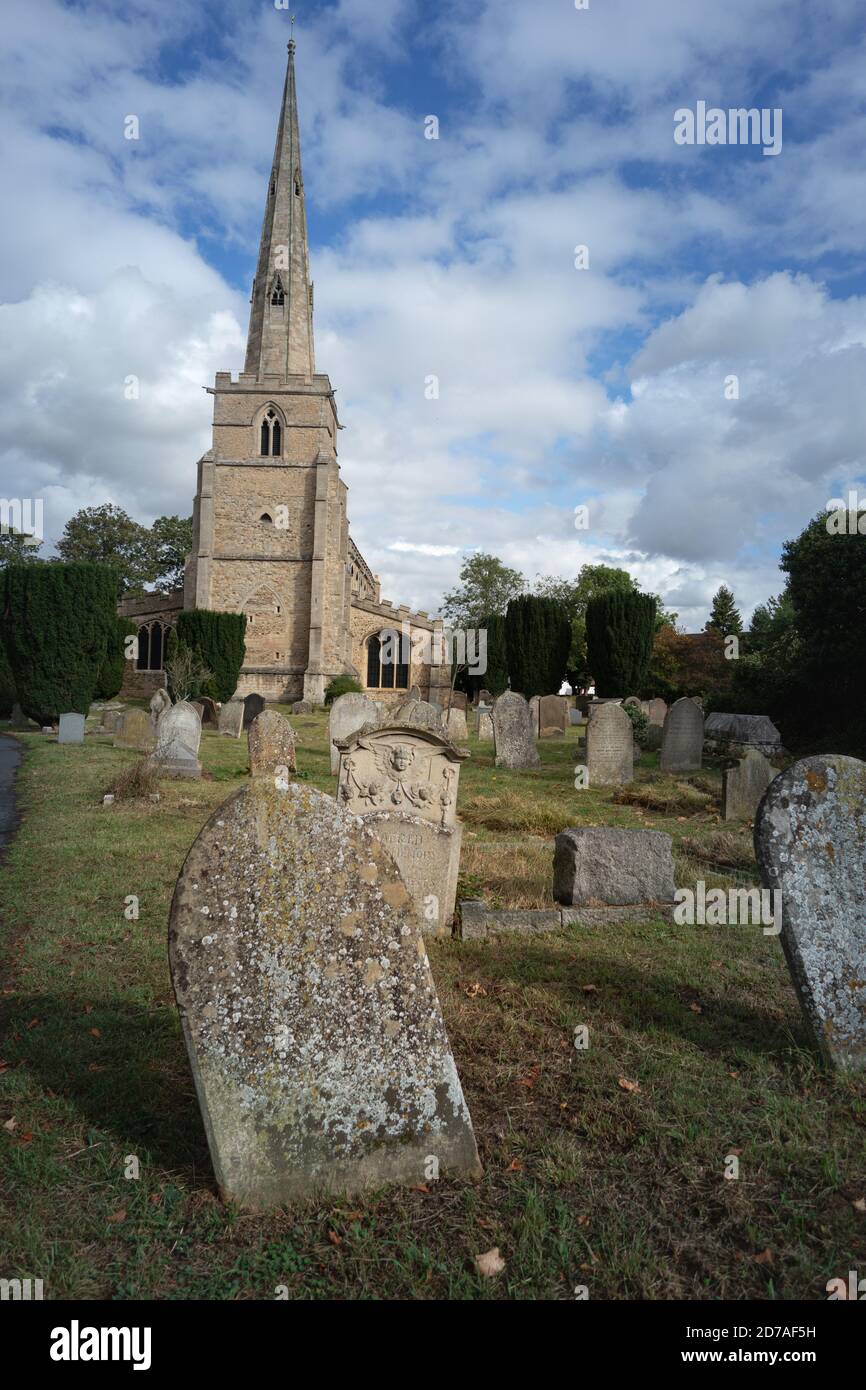 Vecchie lapidi e St Andrews Church Chesterton Cambridge Foto Stock