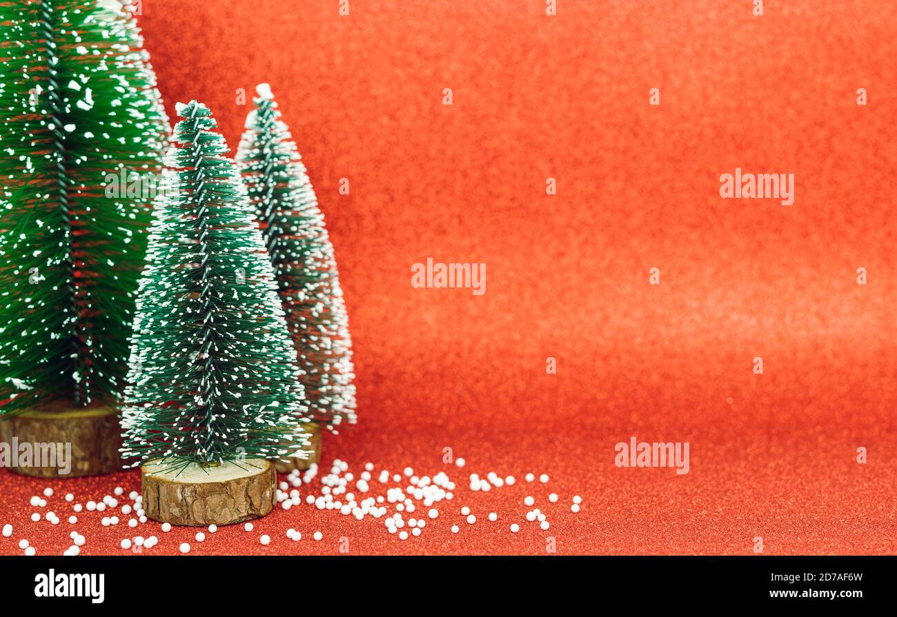 Alberi di Natale su uno sfondo rosso luminoso spazio copia. Foto Stock