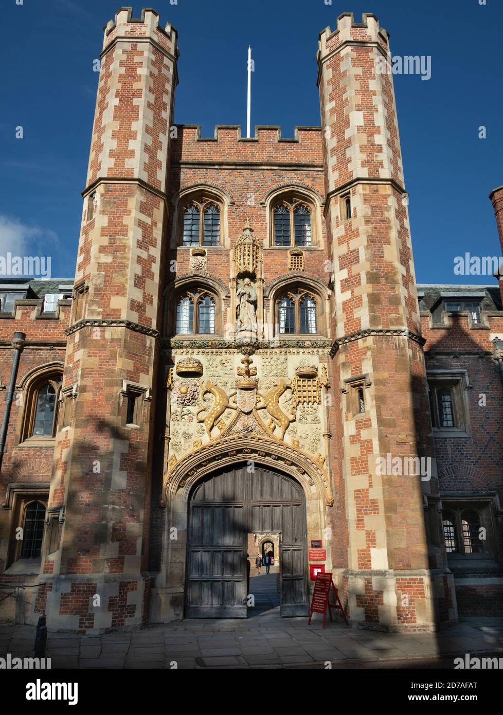 La Grande porta di St Johns College Cambridge con stemma intagliato della Fondatrice, Lady Margaret Beaufort. E la statua di San Giovanni Evangelista Foto Stock