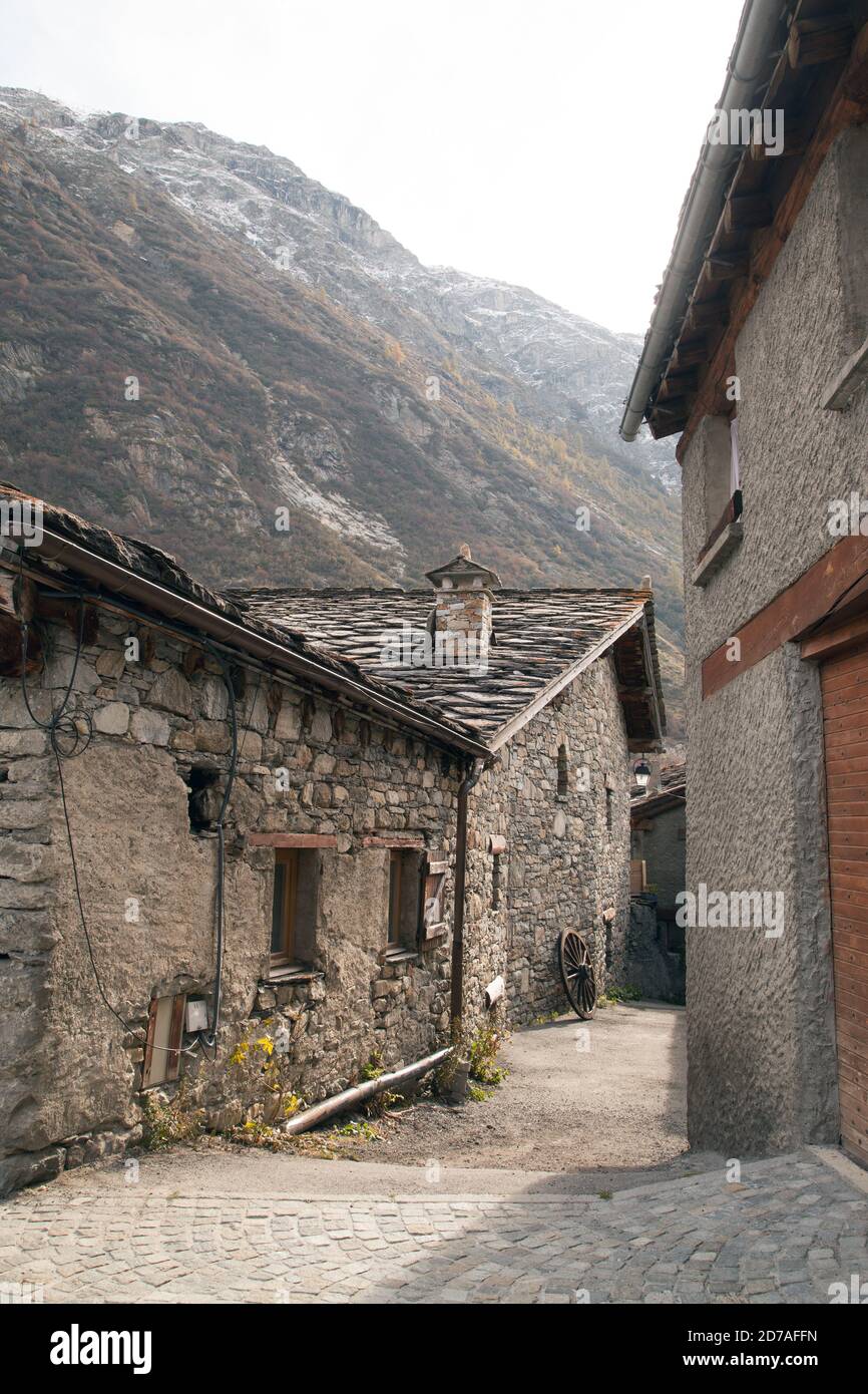 Vecchie case tradizionali in pietra e moutain in background a Bonneval-sur-Arc Haute-Maurienne Savoia Francia Foto Stock